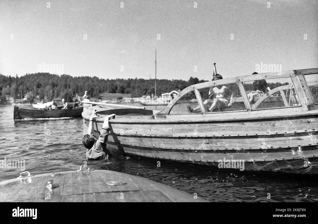 Hankø nell'estate del 1956. Registrazione del primo lungometraggio norvegese a colori, intitolato 'Smugglers in tuxedo'. Qui un uomo a bordo, se era intenzionale, non è noto .. Foto: Aage Storløkken / corrente / NTB. Foto Stock
