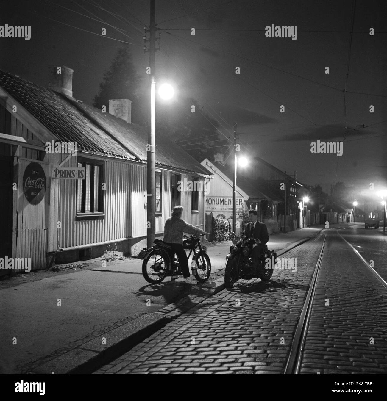 Oslo 1954 - Edna Falao è l'unica corridore femminile dell'autodromo in Europa. Incontri romantici nel buio della sera. Edna Falao con il suo fidanzato Odd Samsing t.h. Corre anche speedway. Foto: Aage Storløkken / corrente / NTB Foto Stock