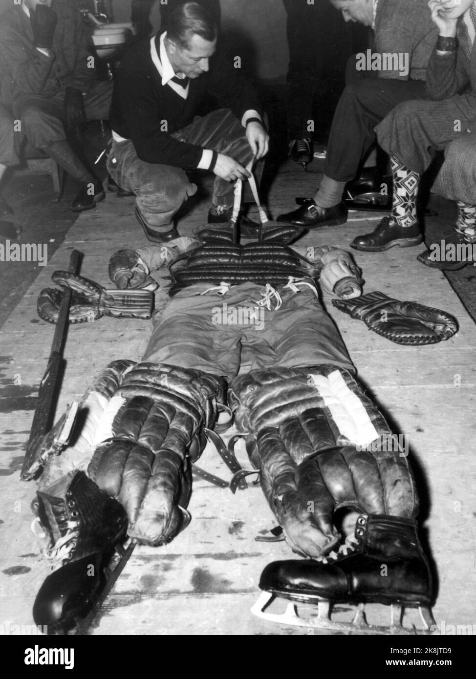 Olimpiadi di Oslo 1952: Che cosa hanno i giocatori di hockey su ghiaccio durante la tuta. Sono anche imbottiti come i cavalieri medievali. Qui l'attrezzatura da hockey su ghiaccio è pronta per l'uso. Foto: Sverre A. Børretzen / corrente / NTB Foto Stock