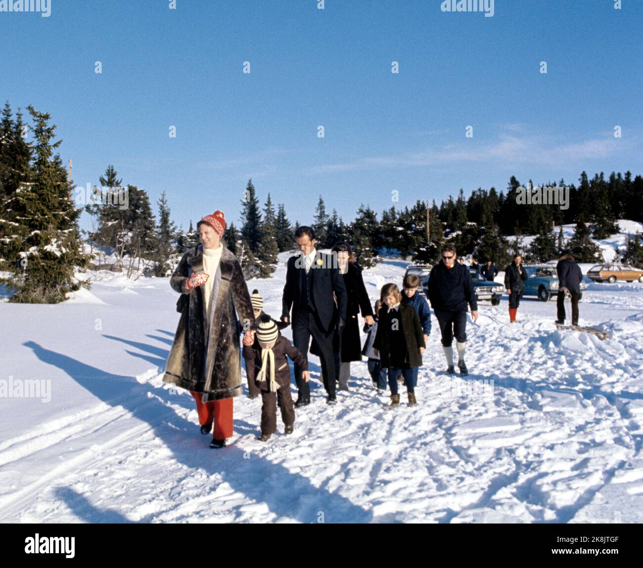 Gausdal Febbraio 1973 Principessa Margrethe II di Danimarca in vacanza sugli sci in Norvegia. Qui con l'uomo, il principe Henrik e i loro due figli, Frederik (nato nel 1968) e Joachim (nato nel 1969), entrambi con cappello a righe. Foto: NTB *** Foto non elaborata ***** Foto Stock
