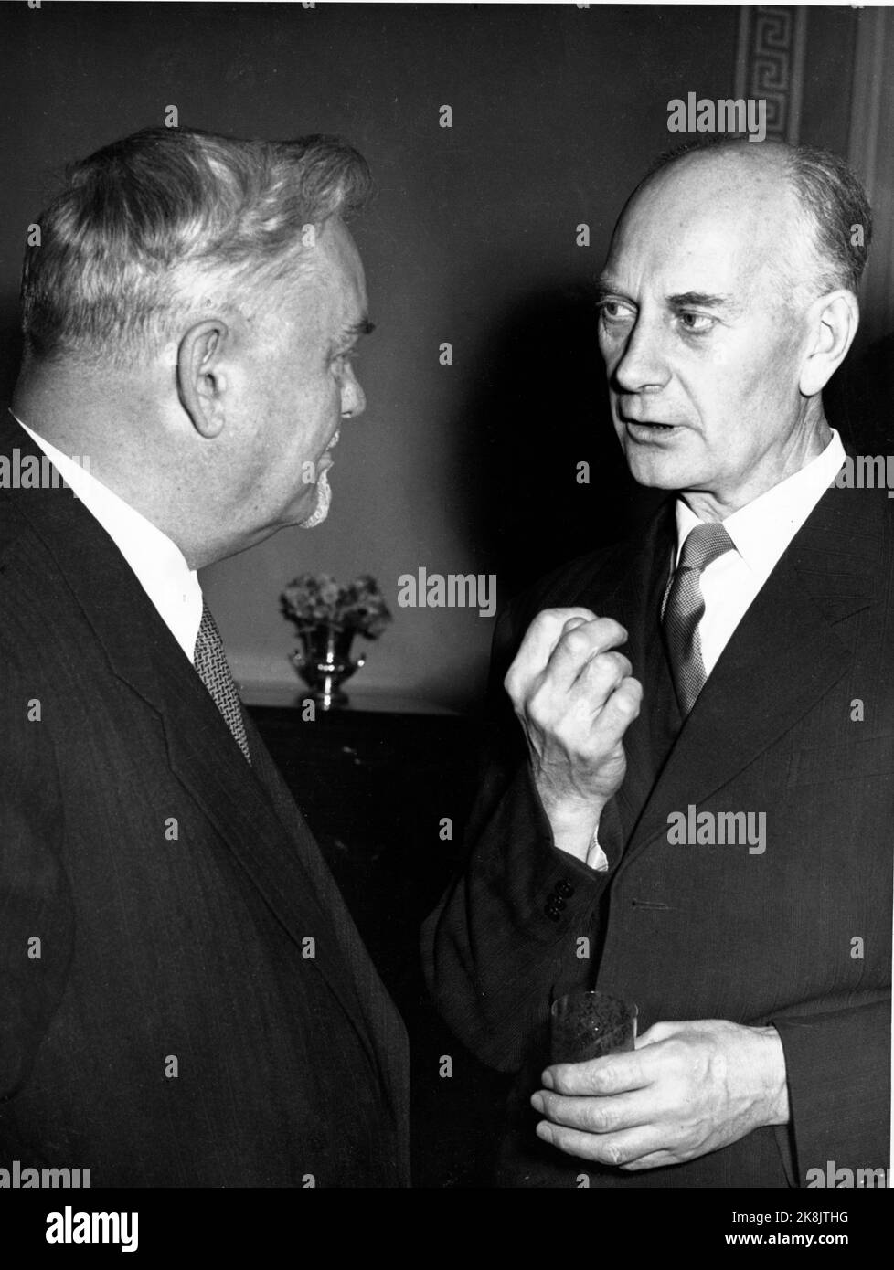 Mosca Russia 1955. Werna Gerhardsen ed Einar Gerhardsen a Mosca, a capo di una delegazione norvegese, per discutere le opportunità di un accordo commerciale esteso. Qui da una visita all'ambasciata norvegese a Mosca. Einar Gerhardsen (Th) discute con N.A. Bulganin. Gerhardsen gesticulates. Foto: Archivio NTB / TASS / NTB Foto Stock