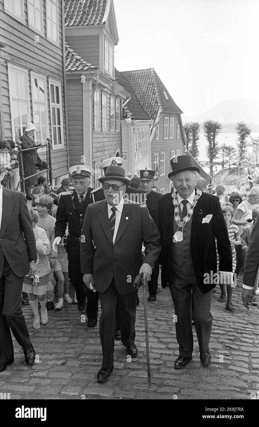 Bergen 1984-05: Re Olav a Bergen in occasione del festival 32nd in città. Il Re in un tour del museo 'Old Bergen'. Qui insieme al sindaco (nomi mancanti). Il re con un cappello e una canna. Il sindaco con cappello di filo interdentale e catena del sindaco. Foto: Erik Thorberg / NTB Foto Stock