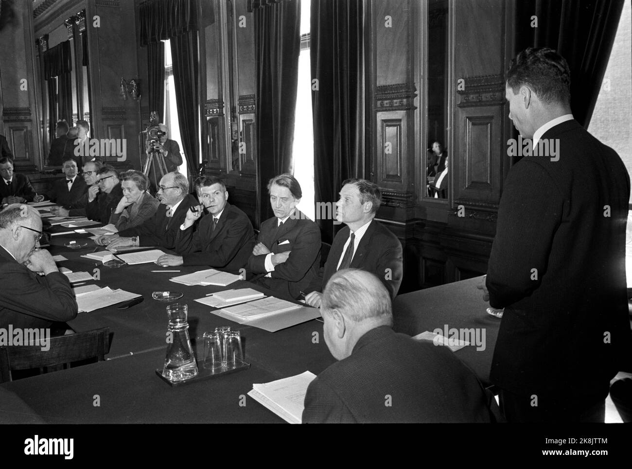 Oslo 19650303 il Consiglio Culturale si riunisce per la prima volta: La NRK Television e il Ministro Helge Sivertsen erano presenti e aprirono la prima riunione del Consiglio Culturale, dove furono convocati sia membri che supplenti. Alla fine del tavolo (da dietro), il presidente, il capo della spedizione Leif J. Wilhelmsen (in seduta) e il ministro Helge Sivertsen. (Altrimenti, Bjartmar Gjerde) Foto: NTB, Foto Stock