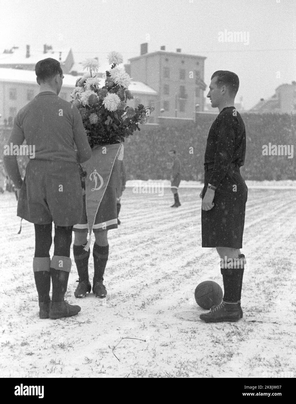 Oslo 19471109 Dynamo - Skeid sulla partita di calcio di guida invernale tra Dynamo - Skeid 7-0, a Bislett. 32000 spettatori sono un record a Bislett. Fiori per dinamo. Il capitano di Skeid Jon Bøhleng consegna il capitano della squadra di Dynamo semi-jasni, un bel bouquet poco prima dell'inizio della dura e fredda polvere. Foto; corrente / NTB NB: Foto non trattata. Foto Stock