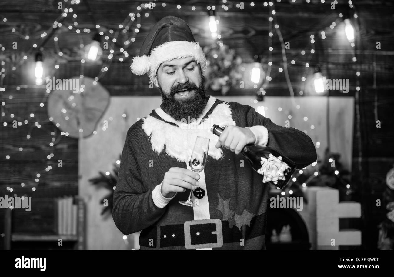 Ricordate questi momenti. Vacanze invernali. Aspettate regali natalizi. Uomo felice. Regali di Capodanno. Decorazione natalizia. buon natale. man santa Hat. sant Foto Stock