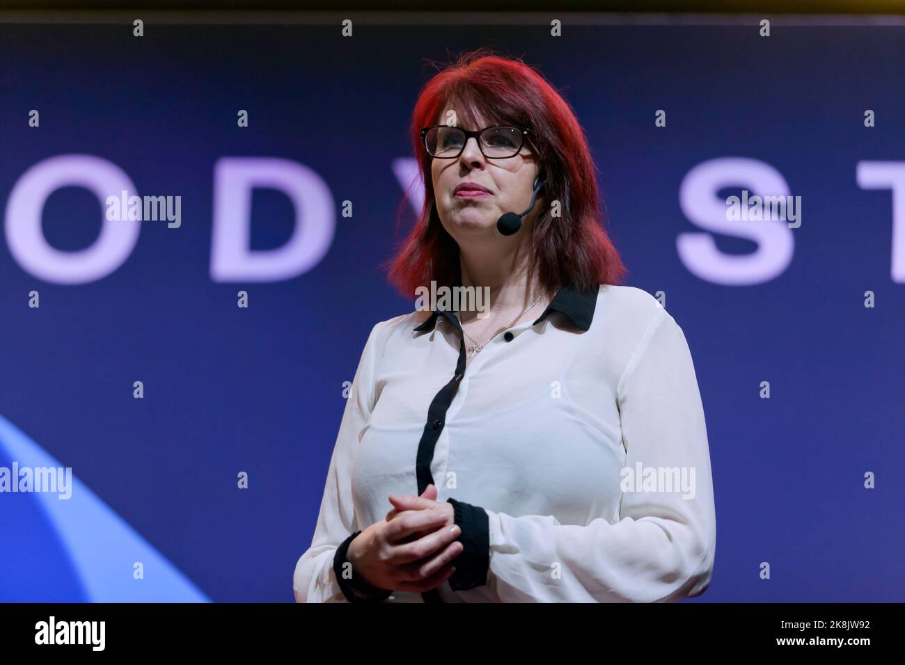 Dr Emma Byrne dare un discorso dal titolo 'Una breve storia del vostro cervello', sulla mente e il corpo fase, a New Scientist Live 2022 Foto Stock