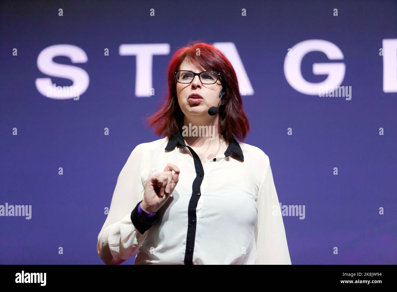 Dr Emma Byrne dare un discorso dal titolo 'Una breve storia del vostro cervello', sulla mente e il corpo fase, a New Scientist Live 2022 Foto Stock