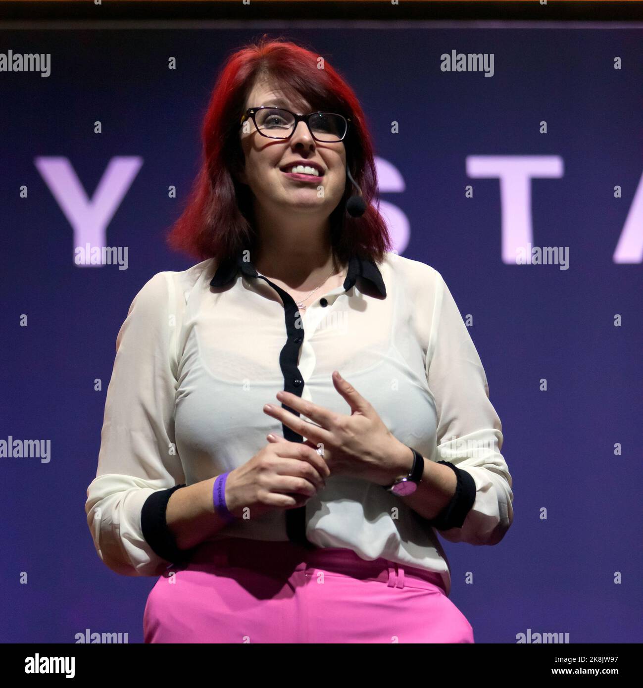 Dr Emma Byrne dare un discorso dal titolo 'Una breve storia del vostro cervello', sulla mente e il corpo fase, a New Scientist Live 2022 Foto Stock