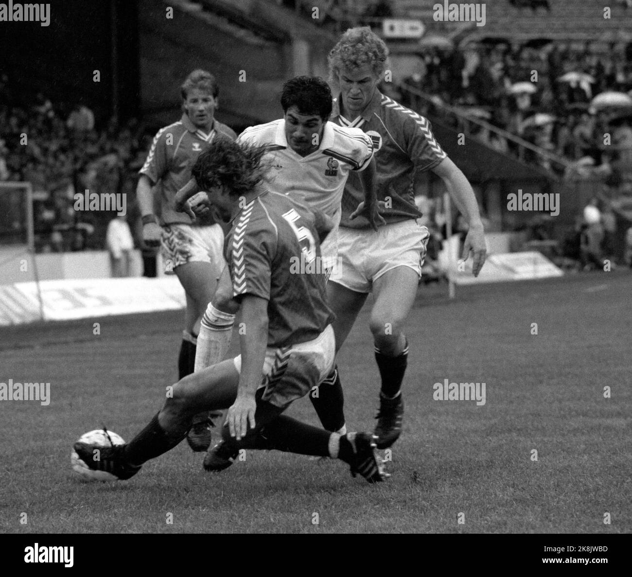 Oslo 19870616. Calcio. Partita nazionale / Campionato europeo di qualificazione partita Norvegia-Francia 2-0, Ullevaal Stadium. Per Egil Ahlsen (con le spalle a) e Terje Kojedal ferma un attacco francese al primo posto. NTB Stock Photo: Morten Hvaal / NTB. Foto Stock
