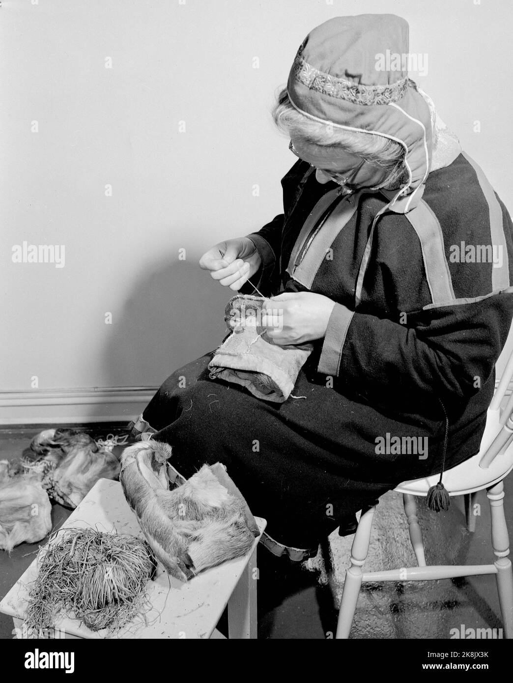 Karasjok 1952. La vita quotidiana dei Sami a Karasjok. Qui vediamo una donna Sami seduta e fare scarpe di pelle di renna. Foto: Sverre A. Børretzen / corrente / NTB Foto Stock