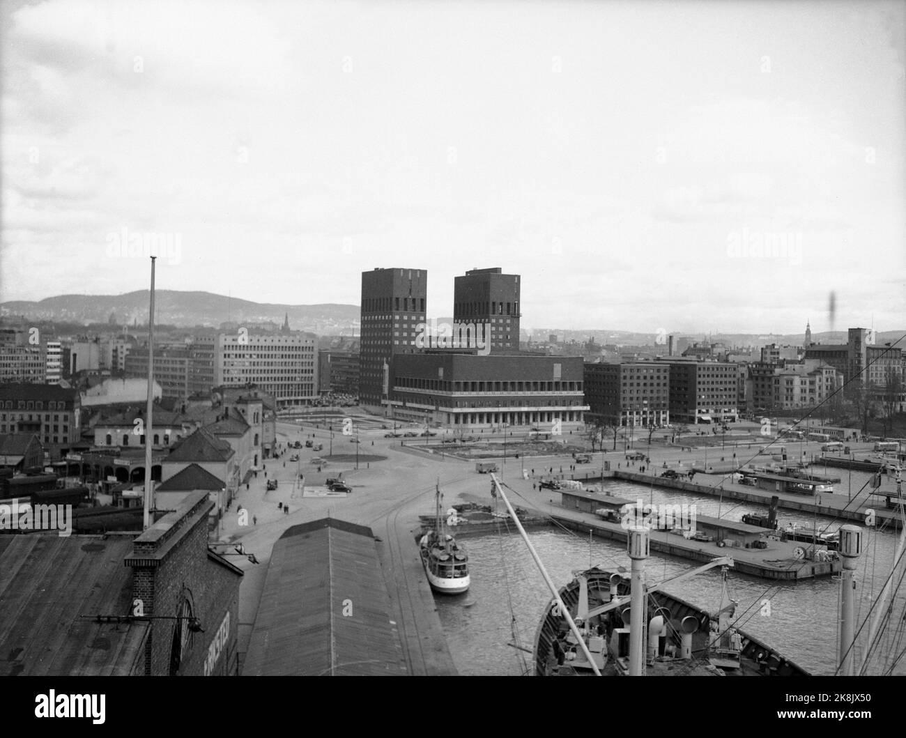 Oslo. 19470416. Motivo dal fondo di Pipervika. Il motivo è ripreso sul tetto dell'officina meccanica di Aker. Al centro della foto si vede il municipio. Si noti che le torri sono più basse di oggi. All'estrema destra si vedono parti della facciata del ristorante Skansen. A sinistra di Skansen si trova la Federazione norvegese Redri. In primo piano il municipio con il Honnørbryggen. A sinistra della foto si trova la vecchia stazione occidentale. Foto: Leif Høel / NTB Foto Stock