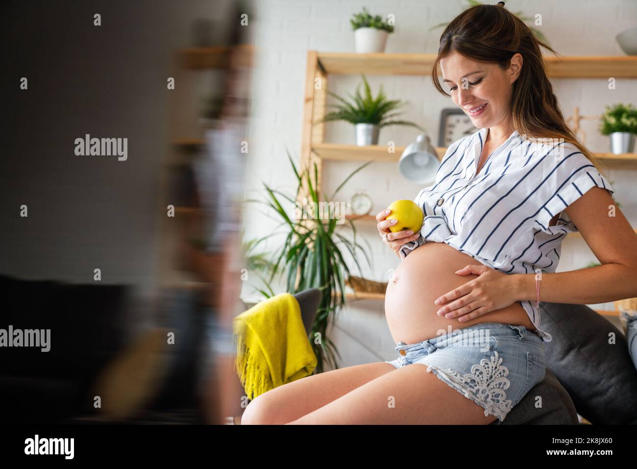 Nutrizione e dieta durante la gravidanza. Donna incinta presta attenzione a cibo sano e vitamine Foto Stock