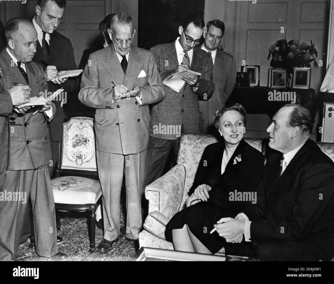 Washington, USA 19501121 la coppia del principe ereditario visita gli Stati Uniti. Il Principe Corona Olav e la Principessa Corona Märtha durante la conferenza stampa presso l'Ambasciata di Norvegia a Washington il giorno successivo all'arrivo negli Stati Uniti. Foto archivio NTB / ntb Foto Stock