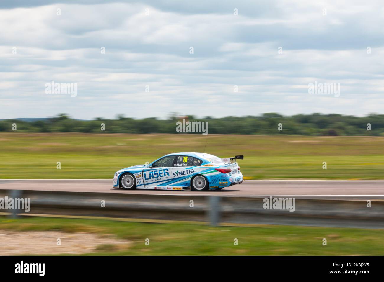 Una British Touring Car in pista a Thruxton con sfondo sfocato, effetto panning Foto Stock