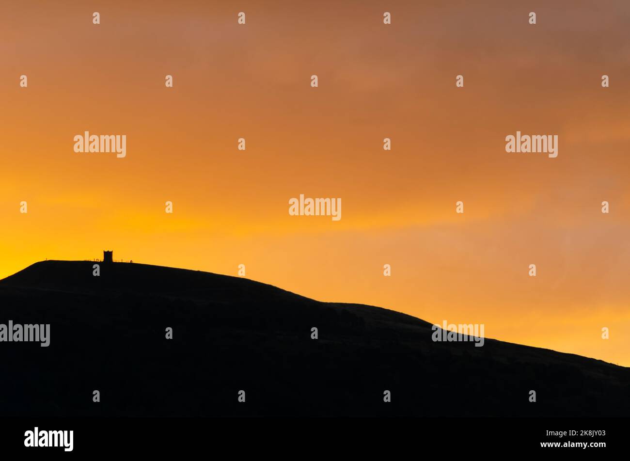 Nuvole arancioni all'alba in autunno cadere su Rivington Pike Winter Hill Lancashire Inghilterra con spazio copia Foto Stock