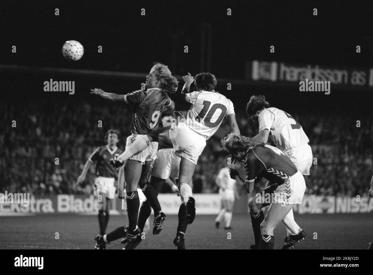 Oslo 16 ottobre 1985. Stadio Ullevaal. Norvegia - Danimarca 1 - 5. Preben Elkjær (10) in Danimarca, in una situazione pericolosa prima dell'obiettivo norvegese. T.V. Jørn Andersen (9). Foto: Paul Owesen / NTB / NTB. Foto Stock