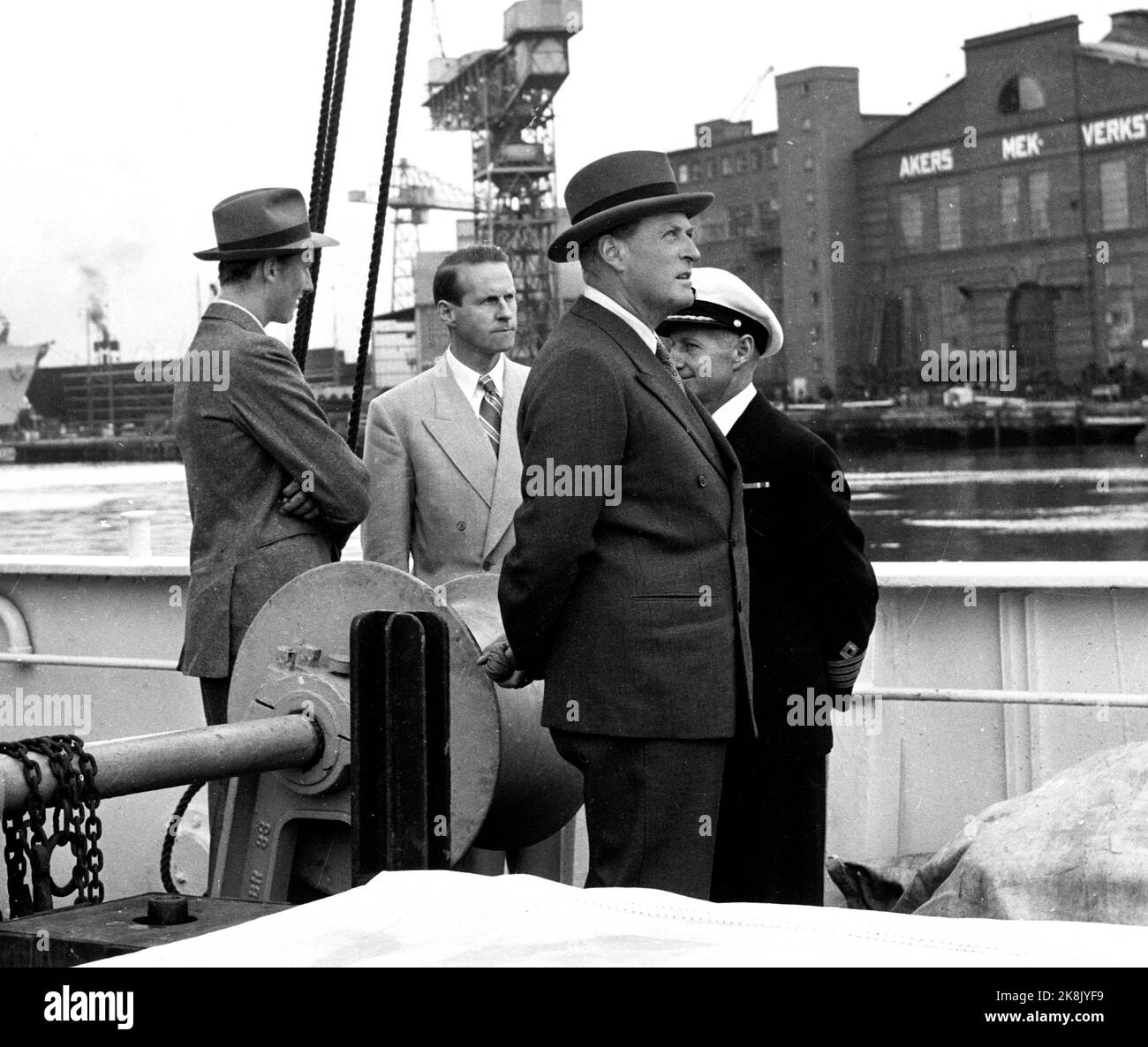 Oslo 19550914. Il principe ereditario Olav e il principe Harald salutano l'equipaggio e gli ufficiali a bordo della nave 'M/S Chr. Il Bjelland' by Stavanger si trova a Oslo prima della partenza per l'Isola di Pasqua. Qui vediamo il principe Harald con cappello (F.) Thor Heyerdahl al centro e il principe ereditario Olav con un cappello davanti. Foto: Jan Nordby / Archivio NTB Foto Stock