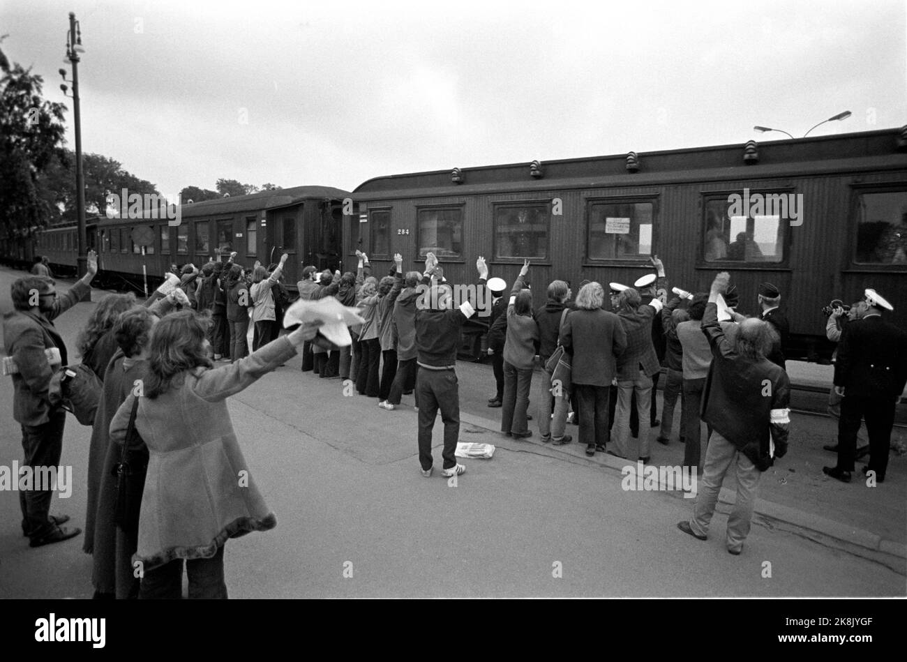 Oslo197206. La Compagnia degli Zingari di 65 Zingari senza Stato, che arrivò in Norvegia dalla Finlandia senza un permesso d'ingresso, fu espulsa e trasportata fuori dal paese con le carte di polizia. Le vetture zingare erano in condizioni così povere che il compagno era trasportato da un treno speciale da NSB da Fauske a Kristiansand. A Oslo, i manifestanti erano presenti quando il treno passava la piazza del municipio di mattina presto, ma un gran numero di agenti di polizia hanno fatto sgombrare la pista del porto. Foto NTB / NTB Foto Stock