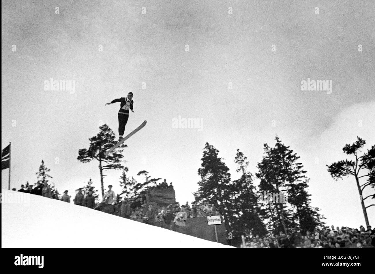 Jacob Tullin Thams (sopportato 1898, morto 1954) è stato uno sciatore di fondo, un jumper di sci e vele. Ha vinto la speciale gara di salto durante i primi Giochi Olimpici invernali di Chamonix nel 1924. Ha vinto il trofeo femminile a Holmenkollen quattro anni di fila (1924 - 1927). Qui Thams in azione, probabilmente negli anni '30s. Posizione e data sconosciute. Foto: NTB Foto Stock