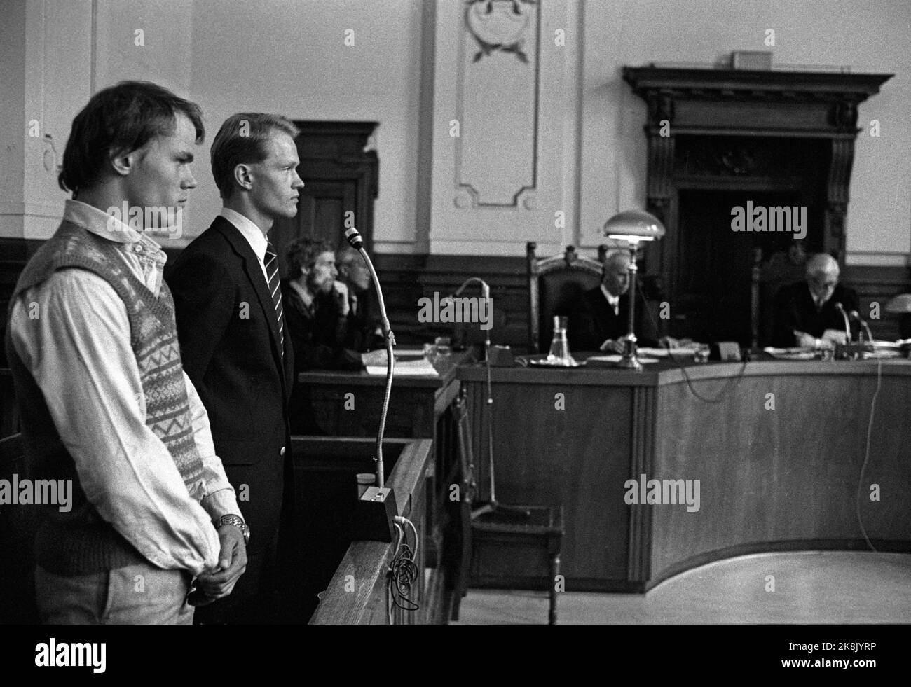 Oslo 19800523. Sentenza nella causa contro Petter Kristian Kyvik, di 20 anni, accusato di lanciare bombe sulla terrazza del re e il treno del 1 maggio al professionista 1 maggio Front nel 1979. Kyvik (t.H.) è stato condannato a cinque anni di prigione per l'attacco di bomba, mentre il co-imputato Kåre Grüner ha ottenuto 120 giorni di prigione Foto Erik Thorberg / NTB / NTB Foto Stock