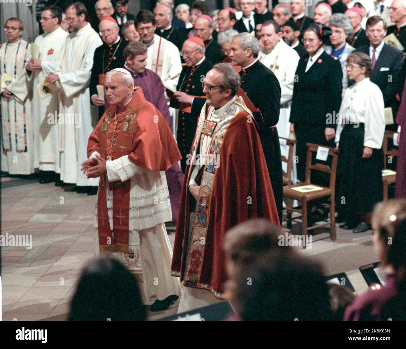 Trondheim 19890602. Papa Giovanni Paolo II è il primo papa della Norvegia.  Per la prima volta nella storia, visitando la Chiesa Cattolica Romana e  tutti i Paesi nordici, invitati dai vescovi cattolici