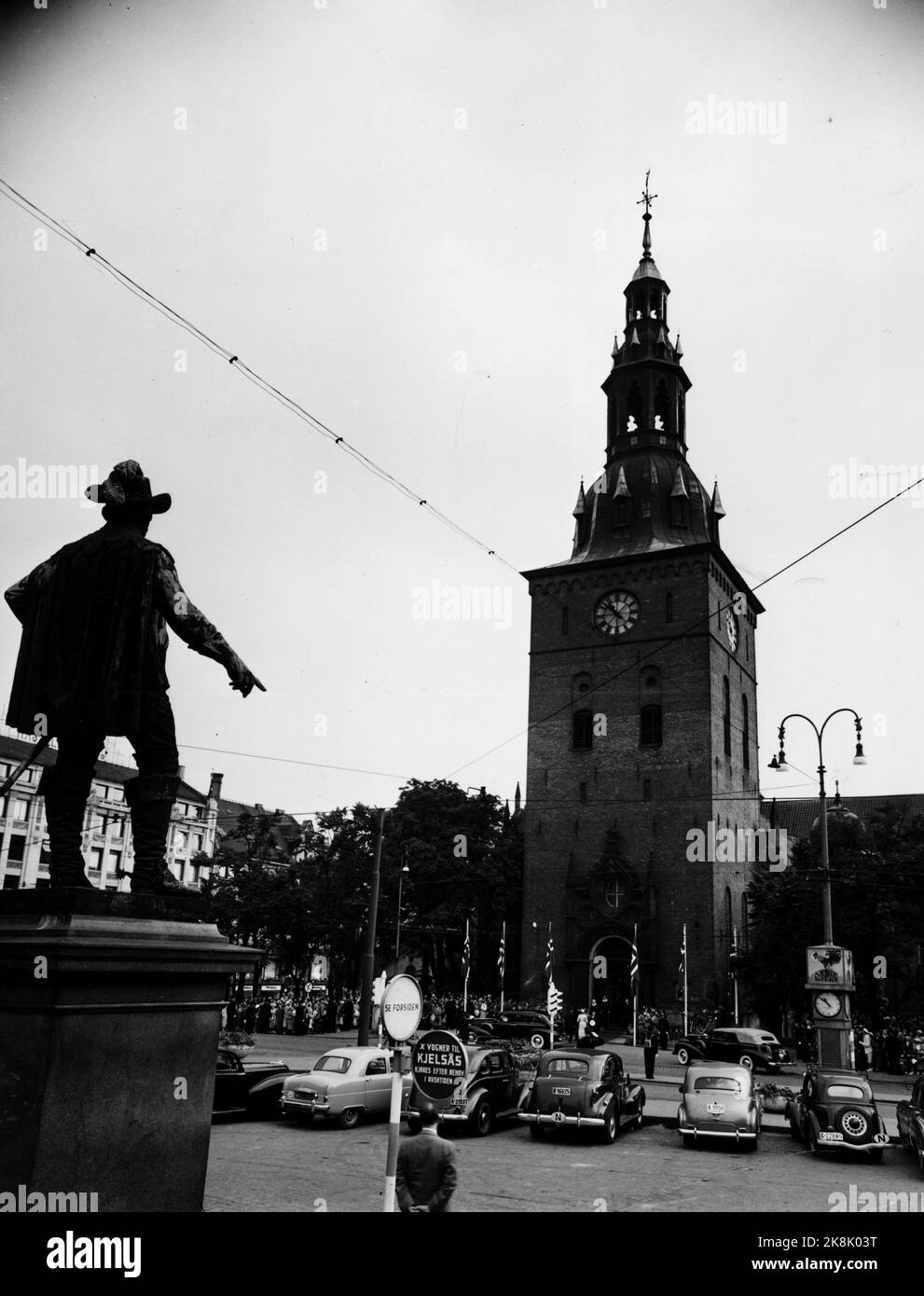 Oslo. Re Haakon 80 anni 3 agosto 1952. La foto: Al mattino c'era un servizio di festa nella Cattedrale di Oslo, dove erano presenti tutti gli ospiti reali, oltre ai rappresentanti del governo, dello Storting e del servizio civile. In primo piano, Christian IV si trova sullo scaffale e punta a Stortorget di fronte alla chiesa. Nella piazza anche alcune auto parcheggiate, così come una fermata del tram. Foto: Sverre A. Børretzen / corrente / NTB Foto Stock