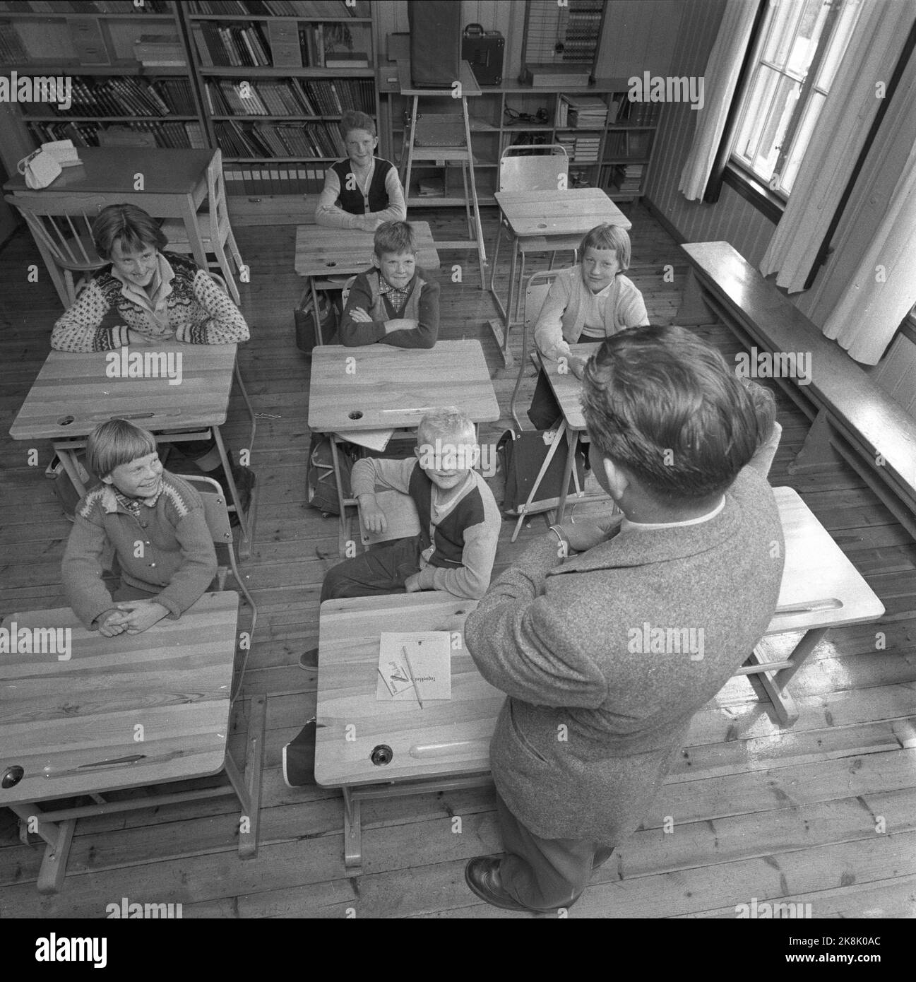 Oslo 1956. Scuola Bjørnholt Tore sul lago Skjærsjøen, di sette anni, si trova al centro della classe di fronte alla scuola Bjørnholt. Ha solo una classe e studenti da 7 - 13 anni .. L'insegnante si trova di fronte alle scrivanie. Foto: Sverre A. Børretzen e Aage Storløkken / corrente / NTB Foto Stock