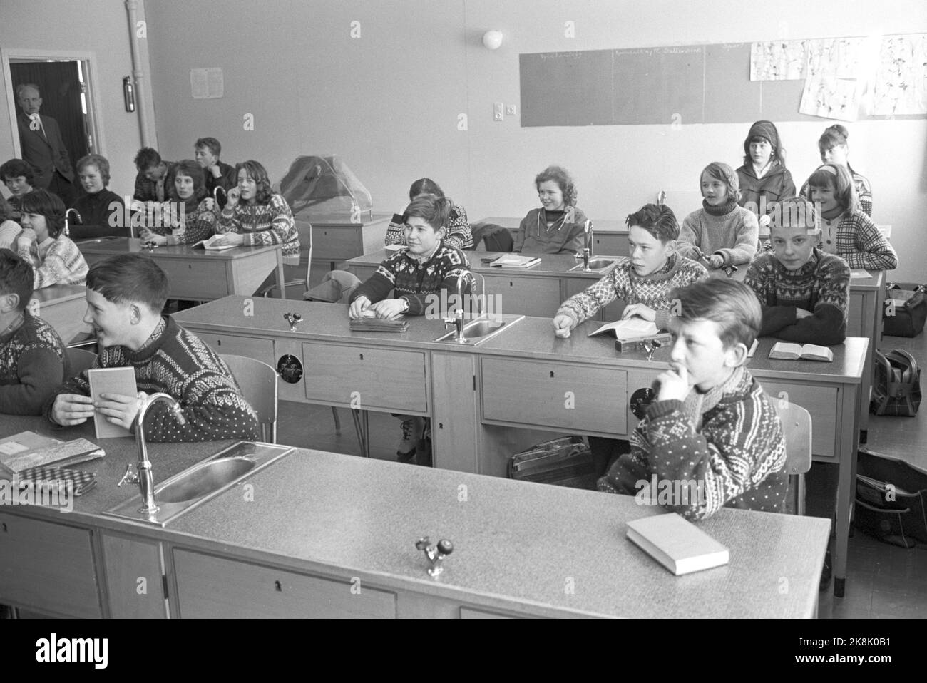 Skjerstad 196504 il sabato la scuola è vuota. Gli studenti e gli insegnanti della scuola di Skjerstad hanno sabato libero. Cinque giorni di settimana scolastica sono un fatto nel piccolo comune nordico. Comporta un'intensificazione dell'insegnamento e un maggior numero di compiti, ma anche più ricche opportunità di espressione in un tempo libero continuo. Studenti in una delle aule. Foto; Ivar Aaserud / corrente / NTB Foto Stock