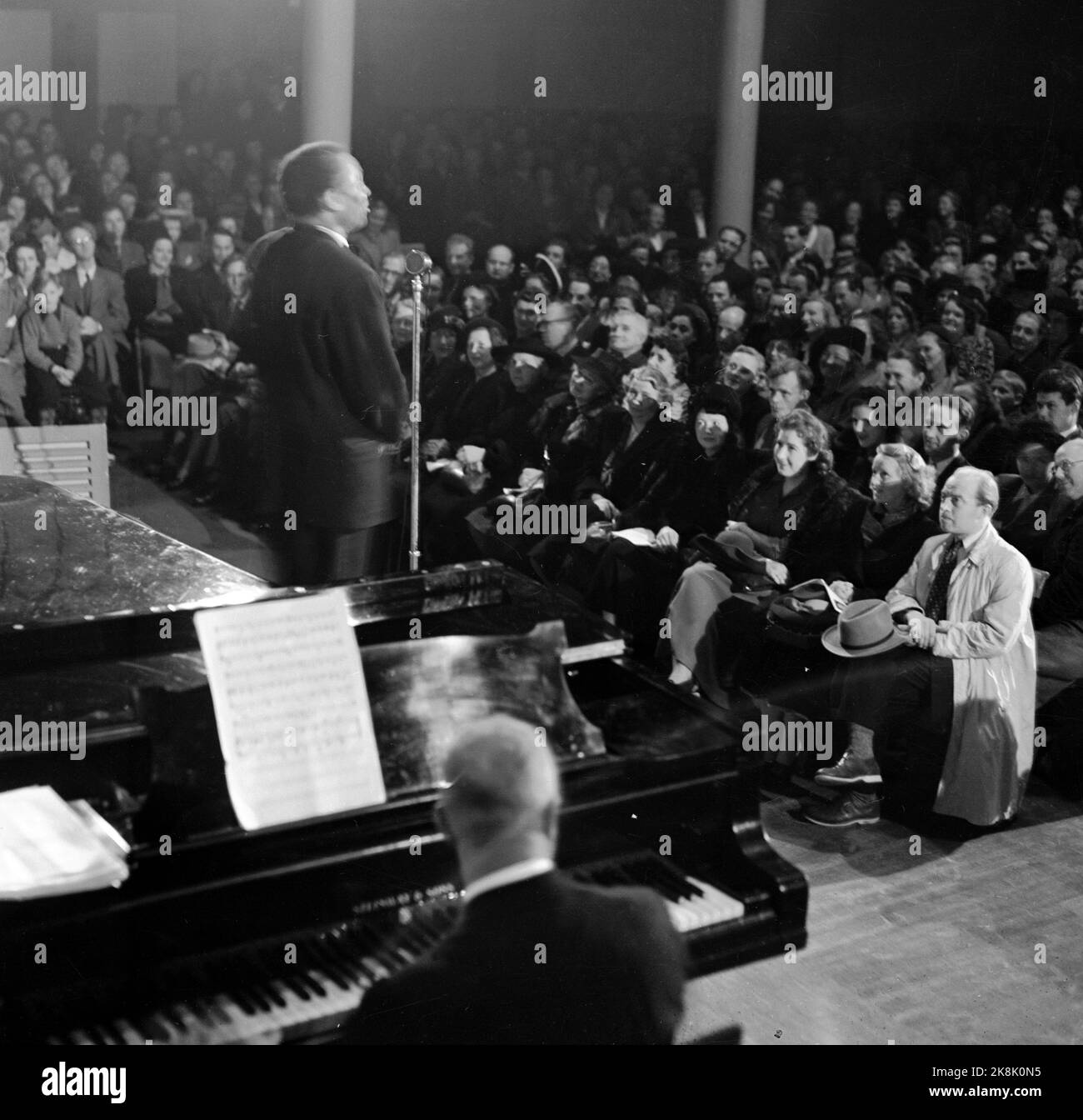 Oslo 1949 il cantante e politico americano Paul Robeson visita Oslo per cantare e parlare. Qui, Robeson canta nella Casa della Missione di Calmeyergat, di fronte ad una sala affollata. Lawrence Brown accompagna. Foto: Kari Berggrav / corrente / NTB Foto Stock