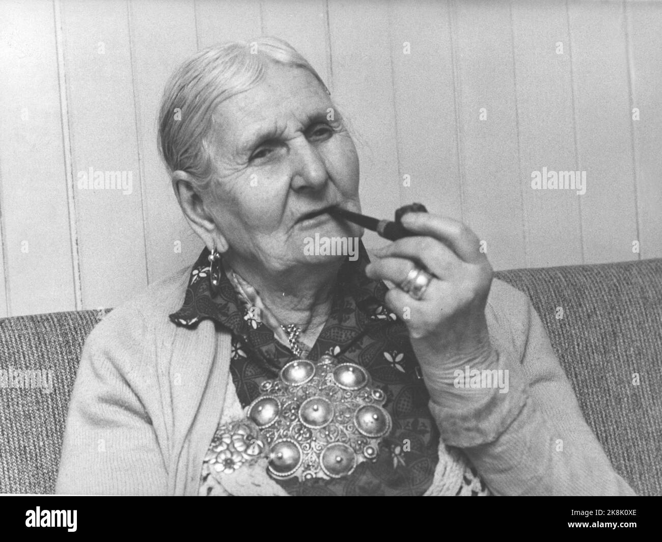 Våler, Solør marzo 1973: Tater-Milla (nato intorno al 1867) fotografato nella sua casa a Våler, 86 anni. Porta orecchini e versamenti e fuma tubo, preferibilmente tabacco obliquo. Tater-Milla viaggiò per 50 anni prima di essere residente. Il suo nome completo era Jenny Emilie Pettersen. Foto: Ivar Aaserud / corrente / NTB Foto Stock