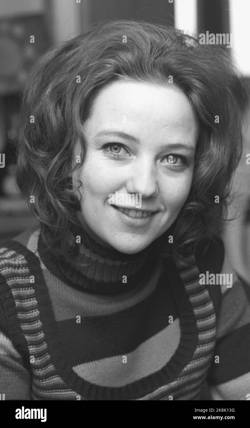 Drammen 19720226. Lille Grethe, Grethe Kausland 24 anni sposato e ha due figli. Nel 1955 debuttò con il mio 'Teddyen'. Era la bambina di meraviglia, il troll di fascino e la stella del bambino, ma come 13-year-old era stanca di essere una stella del bambino. Grethe ha avuto una pausa, ma ora ha un ritorno nella finale del Gran Premio di Norvegia. Foto: Ivar corrente di Aaserud / NTB Foto Stock