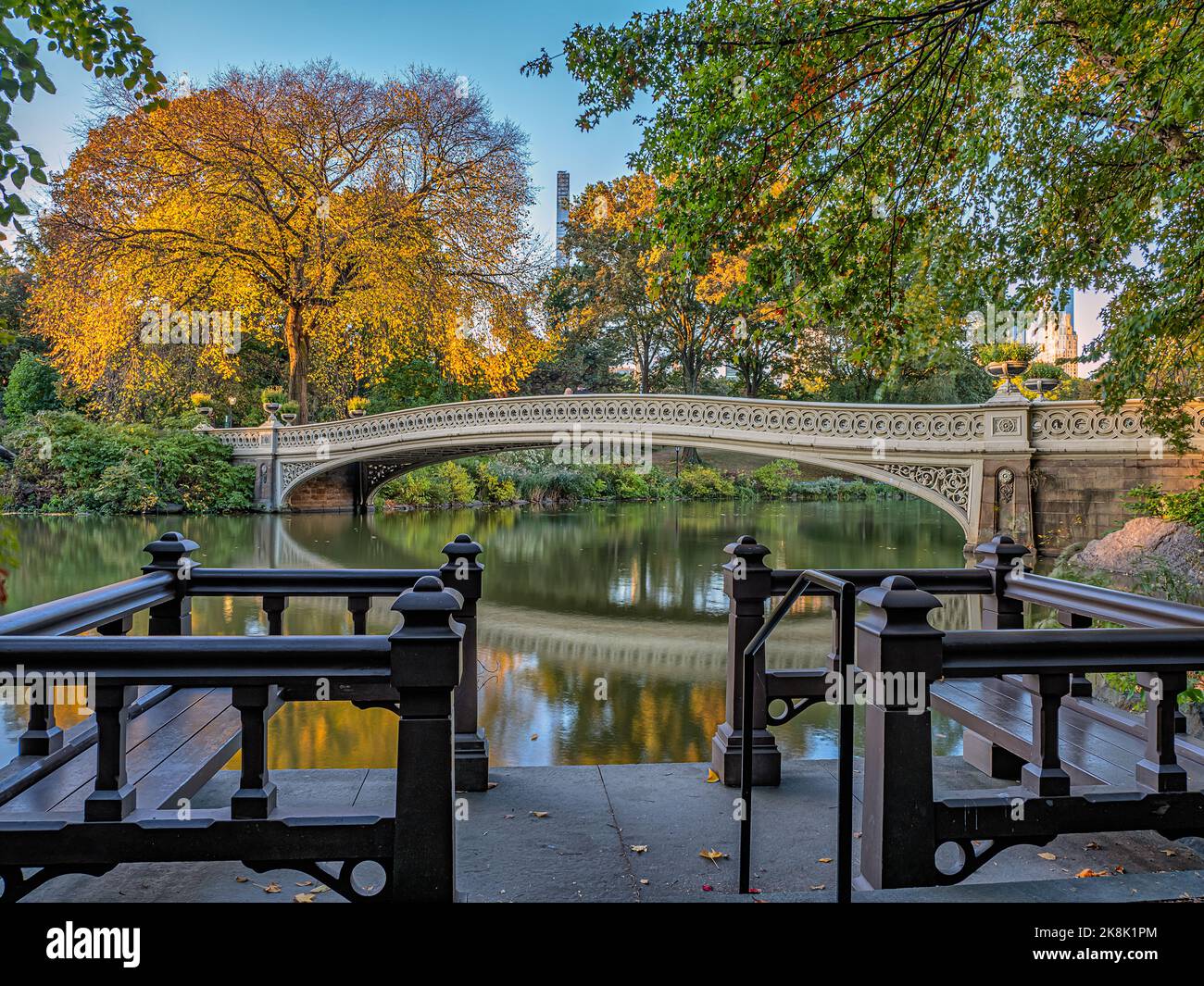 Ponte di prua, Central Park, New York City all'inizio dell'autunno, mattina Foto Stock