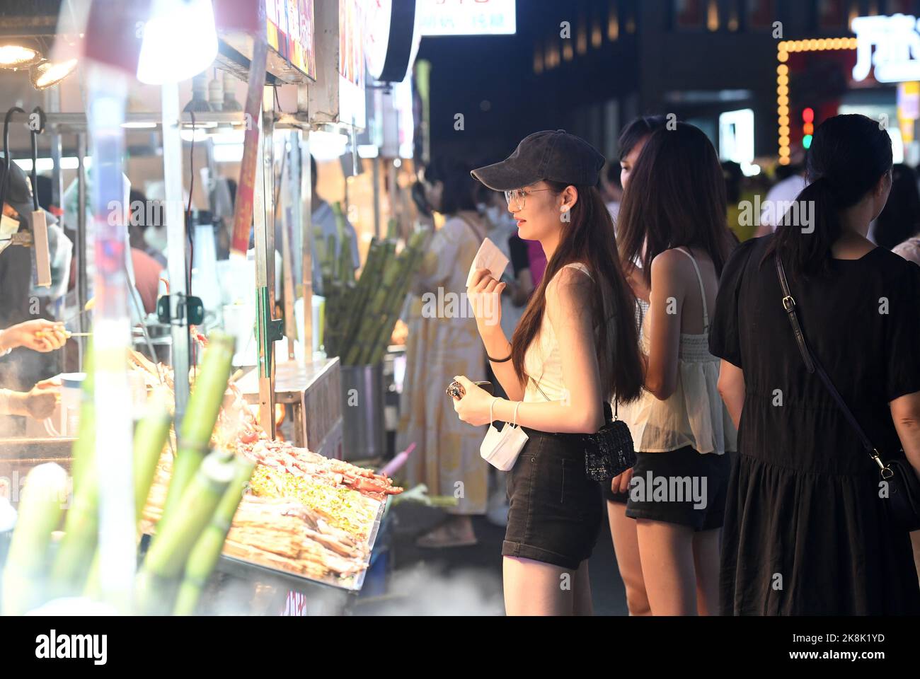 Nanning, la regione autonoma cinese di Guangxi Zhuang. 3rd ago, 2022. La gente visita un mercato notturno a Nanning, capitale della regione autonoma di Guangxi Zhuang, Cina meridionale, 3 agosto 2022. Il prodotto interno lordo (PIL) della Cina si è espanso di 3,9 per cento su anno nel terzo trimestre del 2022, i dati dall'ufficio nazionale delle statistiche hanno indicato lunedì. Credit: LU Boan/Xinhua/Alamy Live News Foto Stock