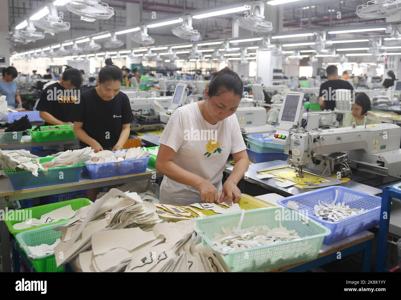 Nanning, la regione autonoma cinese di Guangxi Zhuang. 24th ago, 2022. I membri del personale lavorano in un workshop nella contea di Quanzhou, nella regione autonoma di Guangxi Zhuang, Cina meridionale, 24 agosto 2022. Il prodotto interno lordo (PIL) della Cina si è espanso di 3,9 per cento su anno nel terzo trimestre del 2022, i dati dall'ufficio nazionale delle statistiche hanno indicato lunedì. Credit: LU Boan/Xinhua/Alamy Live News Foto Stock