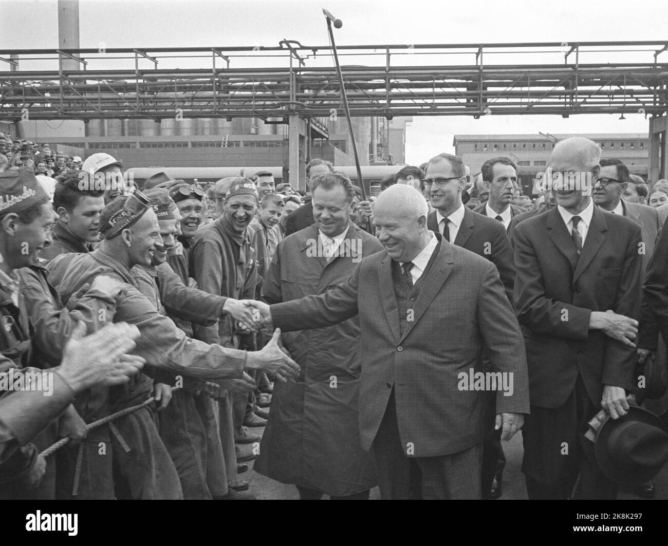 Herøya 19640702. Leader sovietico Nikita Khrushchev in visita ufficiale in Norvegia. Un felice Khrushchev accoglie i dipendenti durante una visita a Norsk Hydro su Herøya. Primo Ministro Einar Gerhardsen (t.H.). Foto: NTB / NTB Foto Stock