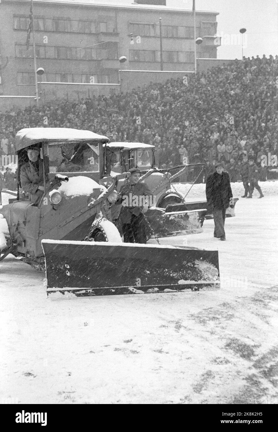 Oslo 19471109 Dynamo - Skeid sulla partita di calcio di guida invernale tra Dynamo - Skeid 7-0, a Bislett. La neve sulla pista deve essere gulata via. Gli spazzaneve stanno liberando lo spazio. 32000 spettatori sono un record a Bislett. Foto; corrente / NTB NB: Foto non trattata. Foto Stock