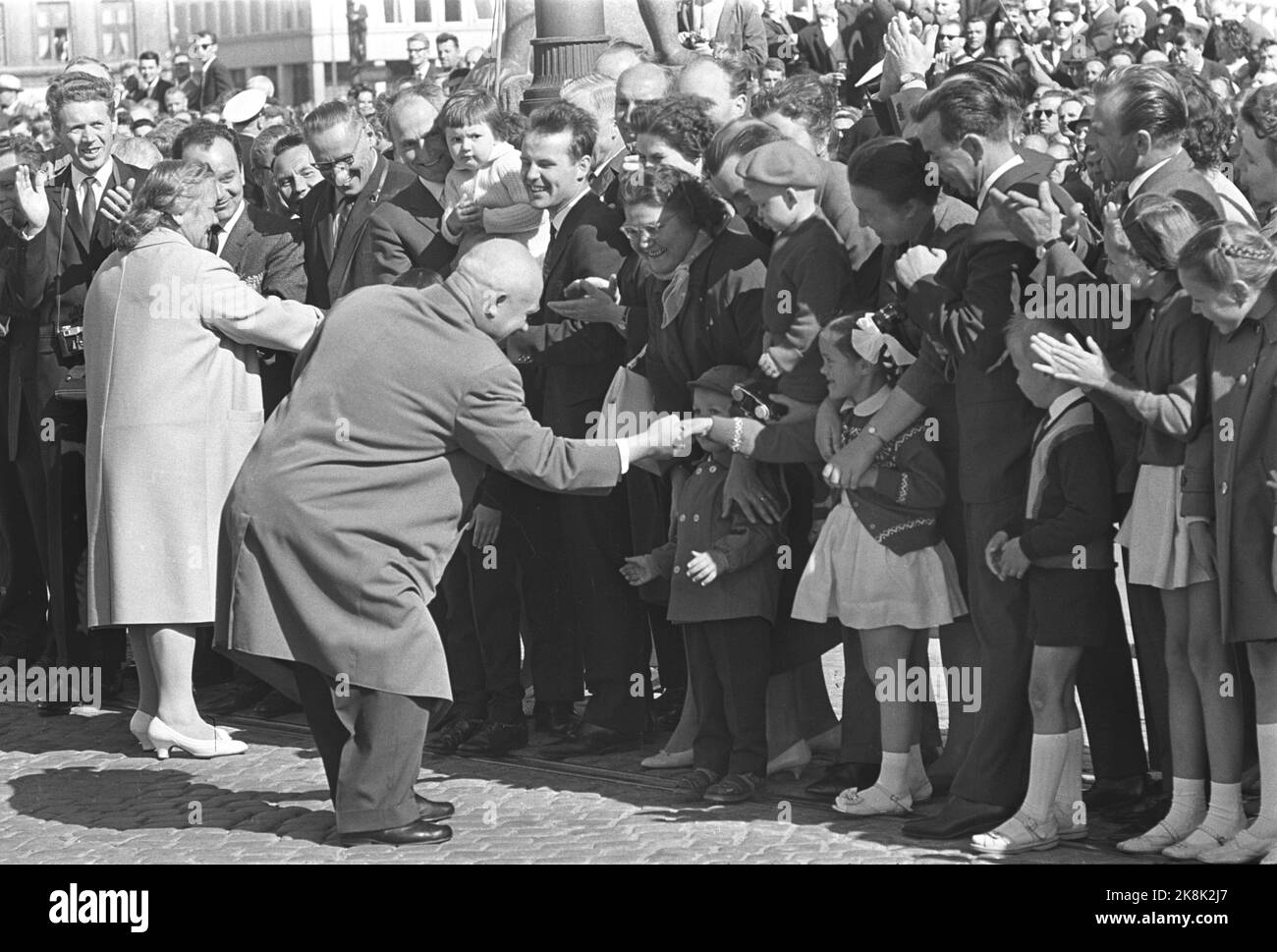 Oslo 19640629. Leader sovietico Nikita Khrushchev in visita ufficiale in Norvegia. Qui, Nikita Khrushchev con la signora Nina saluta i partecipanti dopo l'appello a Honnørbryggen a Oslo. Foto: NTB / NTB Foto Stock