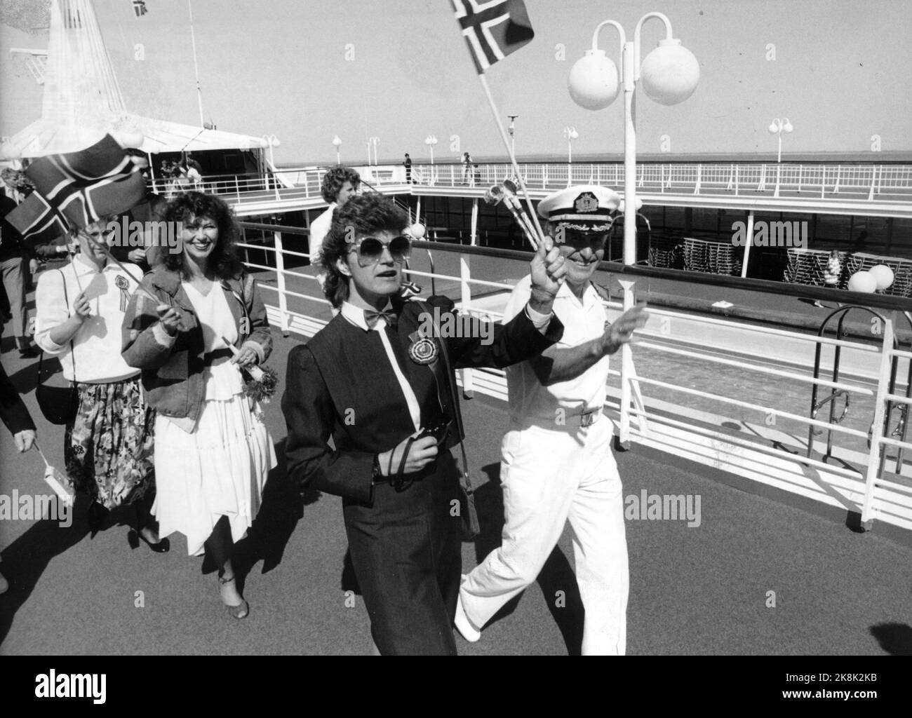 Seaward 19880517 maggio 17 si celebra anche all'estero, qui a bordo della nave da crociera Seaward. Capitano Torbjørn Hauge e sua moglie Johanne D. Hauge alla testa del 17 maggio il treno intorno alla nave, che è in viaggio da Turbo in Finlandia a New York. Foto: Bjørn Sigurdsøn Foto Stock