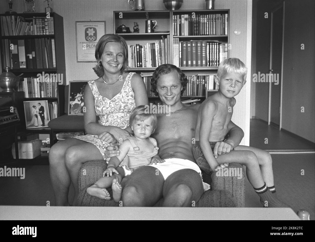 Tønsberg 19720812. Home con lo skater Roar Grønvold, che racconta la corrente sul nuovo campionato professionistico di skate e sul primo campionato europeo di skating professionistico che si terrà a Skien. Un totale di 15-16 dei corridori d'élite incontra un inverno emozionante. Grønvold era stanco di spendere il salario di sua moglie per il suo hobby / sport, ora voleva fare i suoi soldi. Qui la famiglia si radunò a casa nel soggiorno. Foto: Ivar corrente di Aaserud / NTB Foto Stock