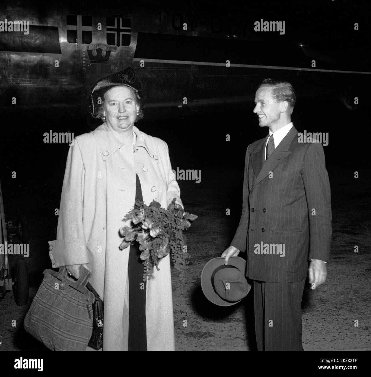 Oslo 19510903 il cantante d'opera Kirsten Flagstad arriva ad Oslo, e viene ricevuto a Fornebu da un intendente all'orchestra Eigil Beck della Philharmonic Company. Flagstad indossa un cappello con velo. Foto: NTB / NTB Foto Stock