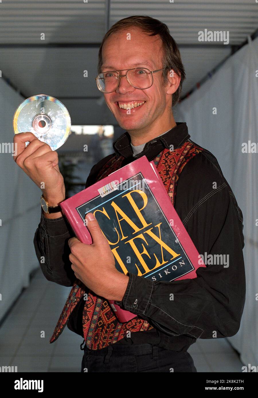 Oslo il 7 novembre 1991. Pål Steigan è stato redattore del nuovo lessico di Cappelen, che è stato presentato alla stampa a Oslo giovedì. Il CD da 16 grammi nella sua destra contiene lo stesso lessico da 3 kg di 1000 pagine sotto il braccio sinistro. Foto: Agnete Brun / NTB / NTB Foto Stock