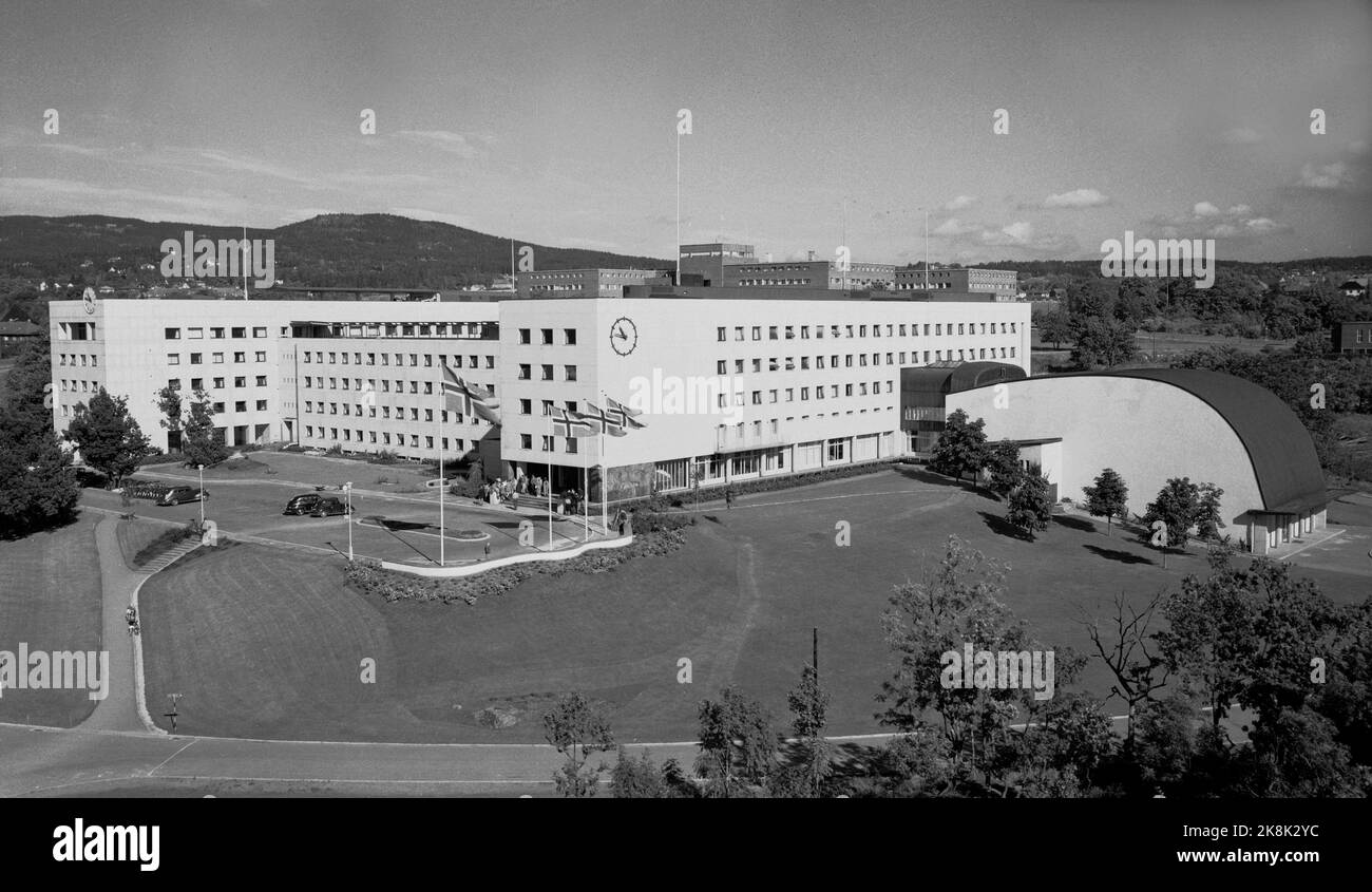 Oslo 19490913 esterno della NRK Broadcasting House a Marienlyst a Oslo. Immagine panoramica. Pali con bandiere norvegesi all'esterno. Th. Studio del negozio. Foto: NTB / NTB Foto Stock