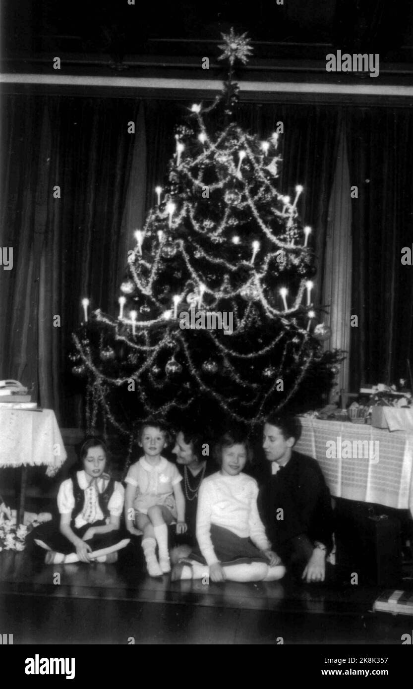 Oslo 1939, lo scorso Natale prima della guerra. Vigilia di Natale a Skaugum nel 1939. Da sinistra la Principessa Ragnhild, il Principe Harald, la Principessa Corona Märtha, la Principessa Astrid e il cugino, il Conte Flemming di Danimarca, siede di fronte a un bellissimo albero di Natale decorato. Foto: NTB Foto Stock