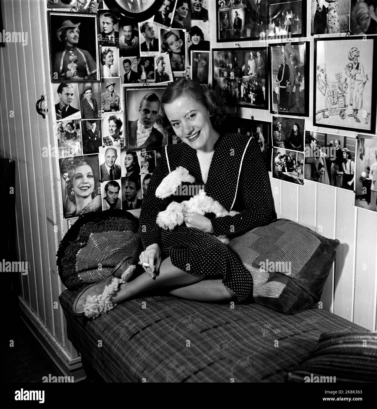 ?? 19470116 a casa con l'attore AUD Schønemann. Qui nel divano gancio con un piccolo cane e con molte immagini di personaggi famosi sullo sfondo. FOTO: LYNAU / NTB / NTB Foto Stock