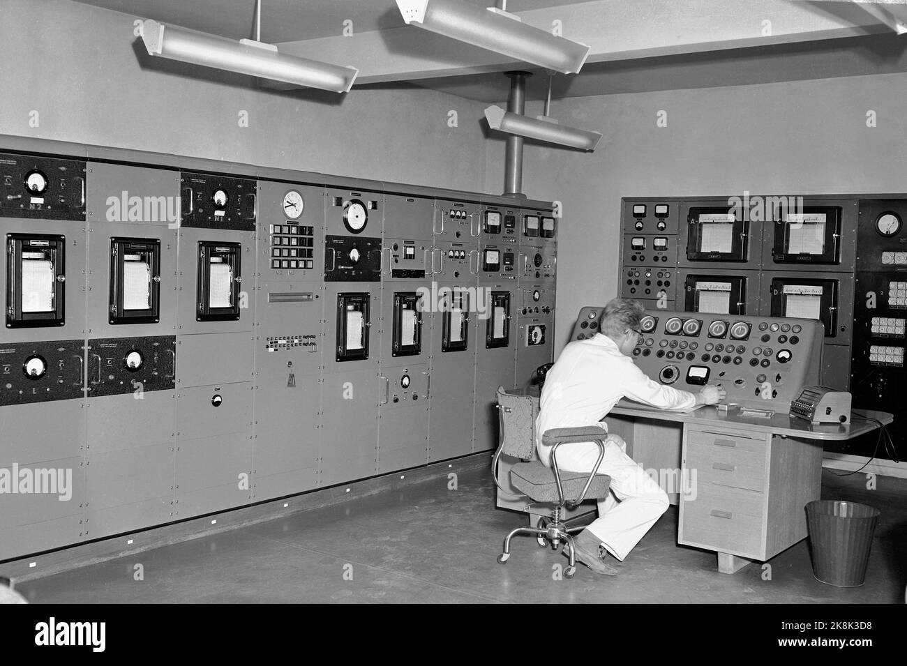 Seminterrato, Akershus 19530424 interno dall'istituto atomico / reattore nucleare a Kjeller. Miglia uranio. Sala di controllo. Foto: NTB / NTB Foto Stock