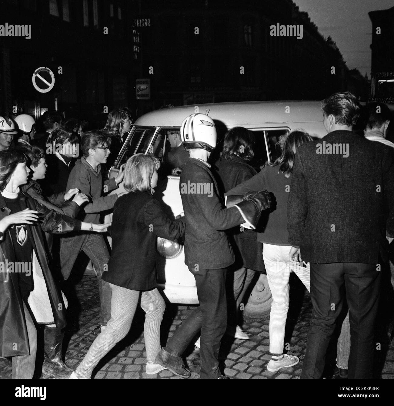 Oslo 19650624 Pop Group i Rolling Stones fuggono da spettatori estatici dopo aver tenuto un concerto nella Messe Hall di Sjølyst. Sono scortati da agenti di polizia ad un'automobile d'attesa. Foto: Henrik Laurvik / NTB Foto Stock Oslo 19650624 Pop Group i Rolling Stones fuggono da spettatori estatici dopo aver tenuto un concerto nella Messe Hall di Sjølyst. Sono scortati da agenti di polizia ad un'automobile d'attesa. Foto: Henrik Laurvik / NTB Foto Stock