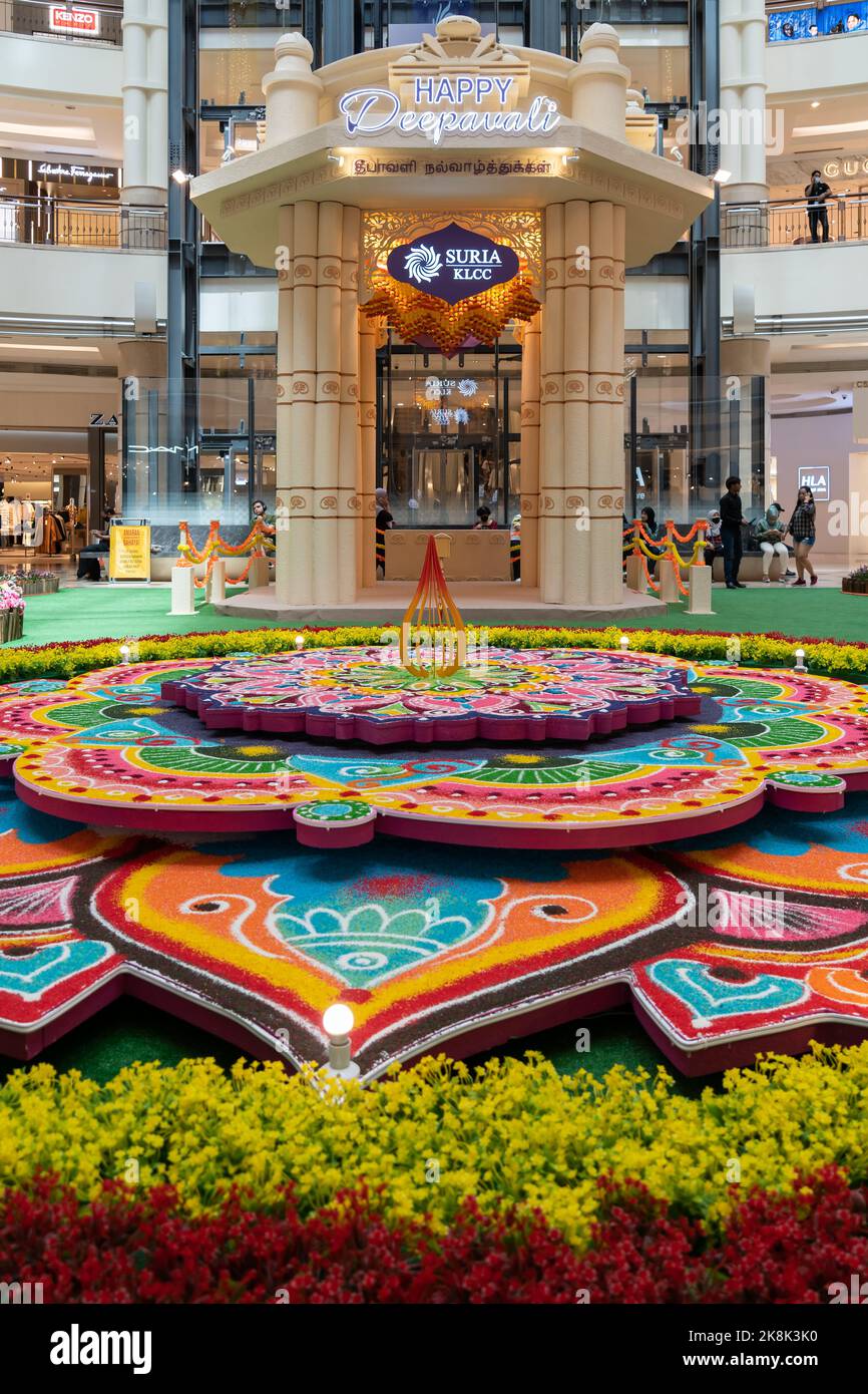 Kuala Lumpur, Malesia - Ottobre 20,2022 : decorazione colorata Diwali Rangoli a Suria KLCC Kuala Lumpur Malesia durante la celebrazione Deepavali. Foto Stock