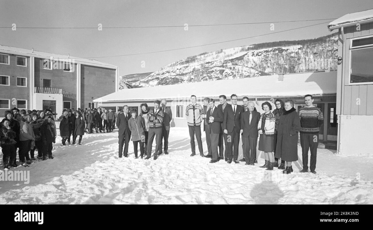 Skjerstad 196504 il sabato la scuola è vuota. Gli studenti e gli insegnanti della scuola di Skjerstad hanno sabato libero. Cinque giorni di settimana scolastica sono un fatto nel piccolo comune nordico. Comporta un'intensificazione dell'insegnamento e un maggior numero di compiti, ma anche più ricche opportunità di espressione in un tempo libero continuo. Studenti e insegnanti nel cortile della scuola. Foto; Ivar Aaserud / corrente / NTB Foto Stock