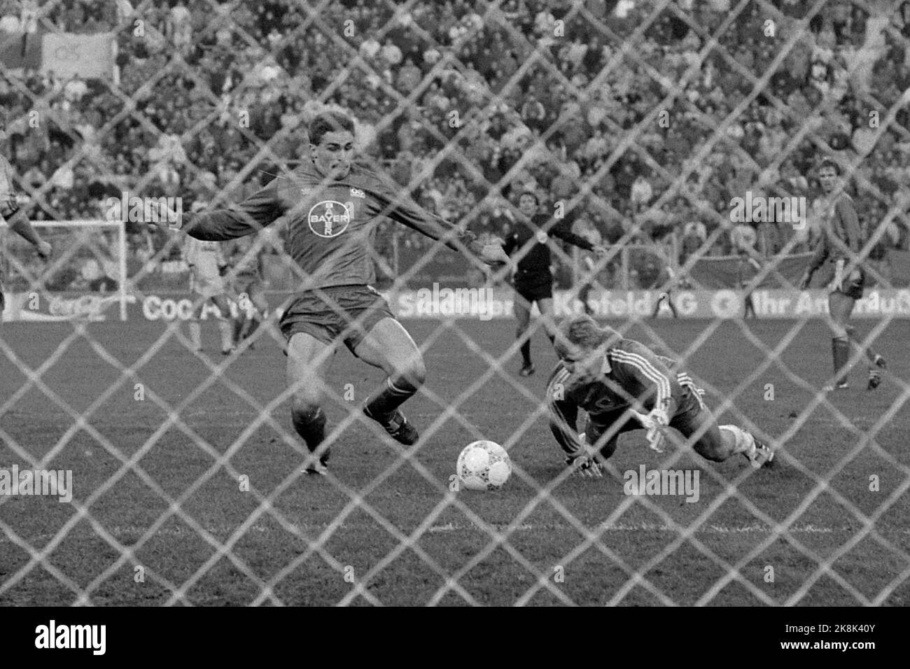 FOTO DI ARCHIVIO: Stefan KUNTZ compie 60 anni il 30 ottobre 2022, Stefan KUNTZ, Germania, calciatore, Bayer Uerdingen, azione, segna l'obiettivo per 3:2 contro il goalwart Wolfgang Teddy de BEER, Borussia Dortmund, nel gioco DFB Cup VfL Bochum - Borussia Monchengladbach 2: 2 il 13 febbraio 1988. Registrazione in bianco e nero, © Foto Stock