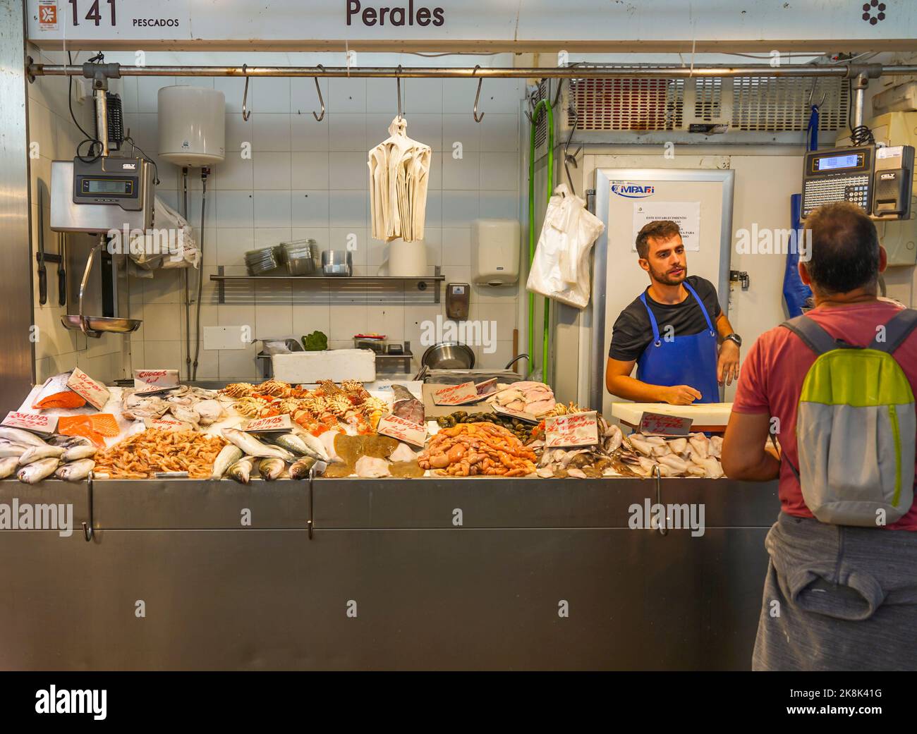 Pescivendolo all'interno del mercato alimentare coperto di Cadice, Mercado Central de Abastos, Cadice, Andalusia, Spagna. Foto Stock